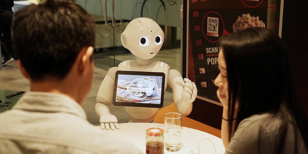 Photo of MasterCard couple son portefeuille digital au robot Pepper