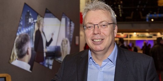 Photo of Ian Barnard aan het hoofd van de afdeling Visual Solutions van Sharp Europe