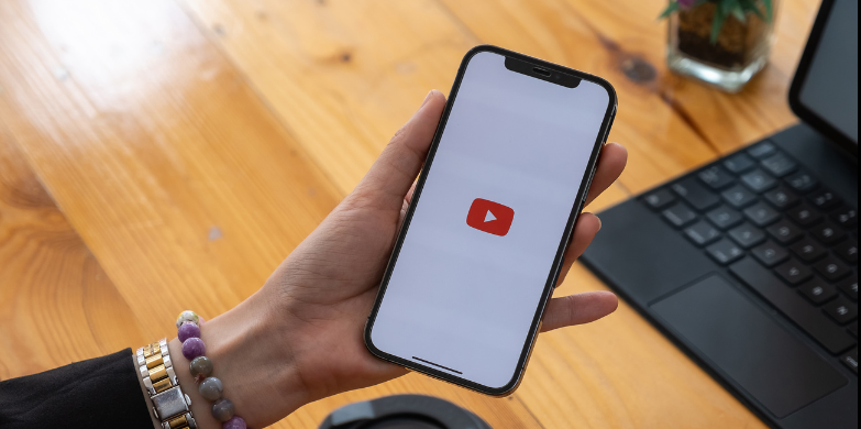 Photo of YouTube mise sur l'IA en 2025 : un tournant pour la création de contenu et ses implications futures