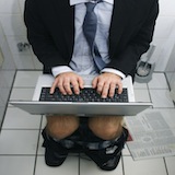 Photo of 7% surft naar social media tijdens toiletbezoek